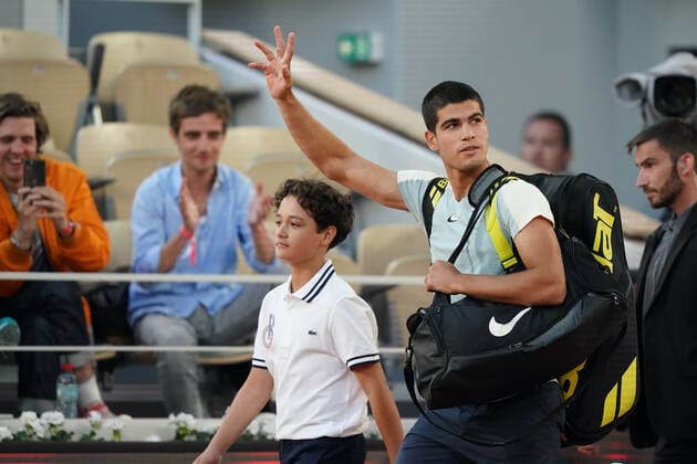 May 28, 2022, PARIS, France: CARLOS ALCARAZ of Spain return the ball to SEBASTIAN CORDA of USA during the Day 6 of the French Open 2022, Grand Slam tennis tournament at the Roland Garros Stadium - Paris France..Carlos Alcaraz won : 6:4 6:4 6:2 PARIS France - ZUMAp119 20220528_zaf_p119_101 Copyright: xPierrexSteveninx
