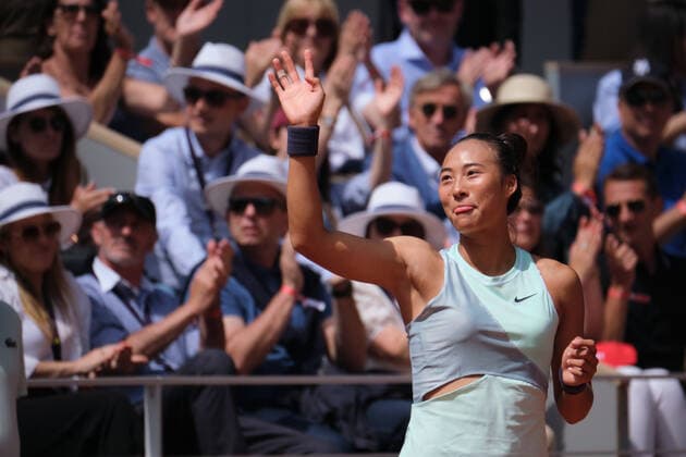 (220528) -- PARIS, May 28, 2022 -- Zheng Qinwen acknowledges the spectators after winning the women s singles third round match between Zheng Qinwen of China and Alize Cornet of France at the French Open tennis tournament at Roland Garros in Paris, France, on May 28, 2022. ) (SP)FRANCE-PARIS-TENNIS-ROLAND GARROS-FRENCH OPEN MengxDingbo 