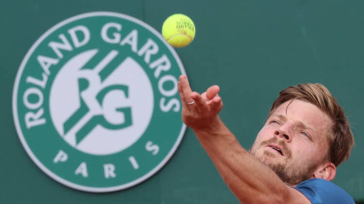 Belgian David Goffin tosses the ball to serve during a tennis match between Belgian Goffin and Polish Hurkacz, in the third round of the men s singles of the Roland Garros French Open tennis tournament, in Paris, France, Saturday 28 May 2022. This year s tournament takes place from 22 May to 5 June. BENOITxDOPPAGNE  x35580417x