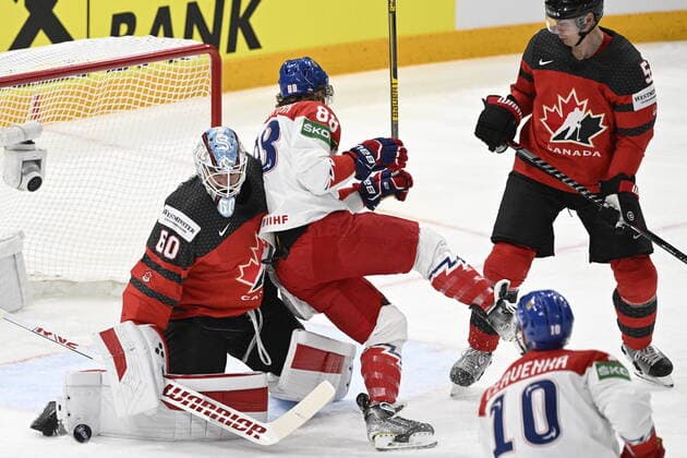 From left goalie of Canada Chris Driedger and Czech David Pastrnak in action during the 2022 IIHF Ice hockey, Eishockey World Championship, WM, Weltmeisterschaft semifinals match Czech Republic vs. Canada, Tampere, Finland, May 28, 2022. (CTKxPhoto MichalxKamaryt) CTKPhotoP2022052803948 