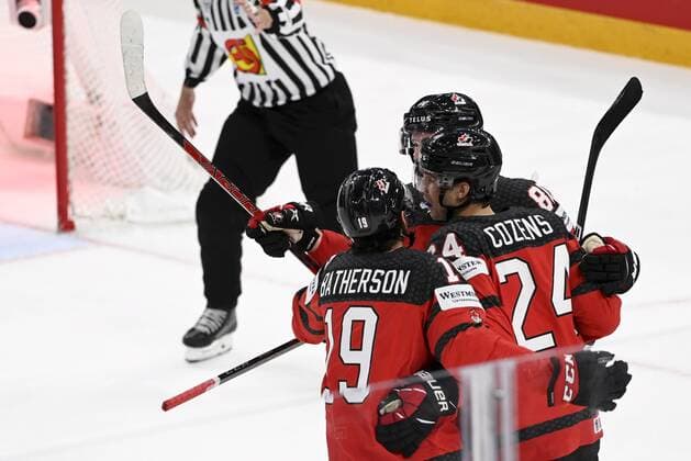 Dylan Cozens of Canada (24) celebrates1-1 goal with team mates during the 2022 IIHF Ice hockey, Eishockey World Championships semi-final match between Canada and Czech Republic in Tampere on May 28th, 2022. Tampere Finland LKFTJK20220528185835AFOG  Copyright: xEmmixKorhonenx