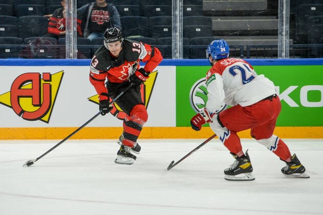 28 05 2022, Tampere, Nokia Arena, Canada v Czech Republic 2022 IIHF Ice Hockey World Championship, 13 Matt Barzal Canada against 24 Jan Scotka Czech Republic Tampere Nokia Arena Pirkanmaa Finland  Copyright: xJustPictures.ch AndreaxBrancax