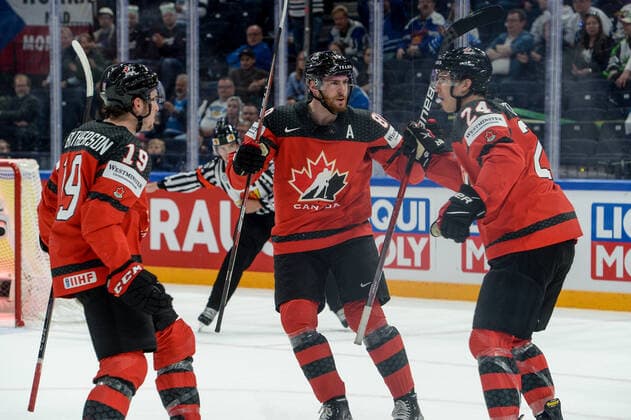 28 05 2022, Tampere, Nokia Arena, Canada v Czech Republic 2022 IIHF Ice Hockey World Championship, Canada celebrate the 1 1 goal From left 19 Drake Batherson Canada , 80 Pierre Luc Dubois Canada and scorer 24 Dylan Cozens Canada Tampere Nokia Arena Pirkanmaa Finland  Copyright: xJustPictures.ch AndreaxBrancax