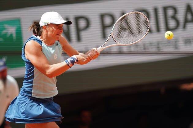 May 28, 2022, PARIS, France: IGA SWIATEK of Poland return the ball to DANKA KOVINIC of Montenegro during the Day 7 of the French Open 2022, Grand Slam tennis womens tournament at the Roland Garros Stadium - Paris France..Iga Swiatek won : 6:3 7:5 PARIS France - ZUMAp119 20220528_zaf_p119_167 Copyright: xPierrexSteveninx