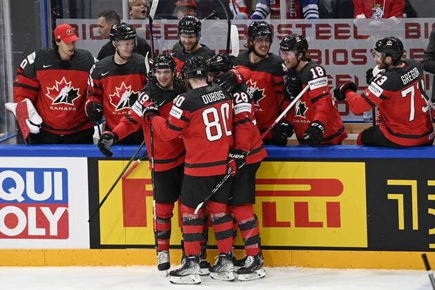 Team Canada celebrates 4-1 goal by Matt Barzal during the 2022 IIHF Ice hockey, Eishockey World Championships semi-final match between Canada and Czech Republic in Tampere on May 28th, 2022. Tampere Finland LKFTJK20220528193900NCZL  Copyright: xEmmixKorhonenx