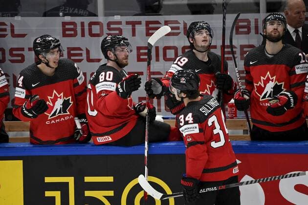 Cole Sillinger (34) of Canada celebrates with team mates after scoring 5-1 goal during the 2022 IIHF Ice hockey, Eishockey World Championships semi-final match between Canada and Czech Republic in Tampere on May 28th, 2022. Tampere Finland LKFTJK20220528201714GMMF  Copyright: xEmmixKorhonenx