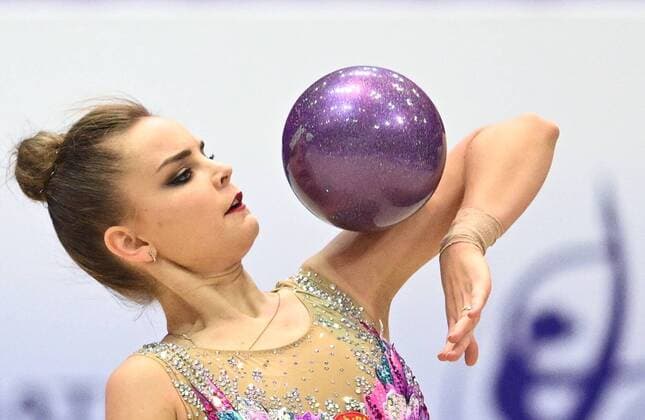 Sport Themen der Woche KW21 Sport Bilder des Tages UAE Rhythmic gymnastics, Rhythmische Sportgymnastik, RSG Cup 8202842 28.05.2022 Russia s Dina Averina performs with the ball during the International Rhythmic Gymnastics Cup event in Dubai, UAE. Vladimir Astapkovich Sputnik Dubai United Arab Emirates  Copyright: xVladimirxAstapkovichx
