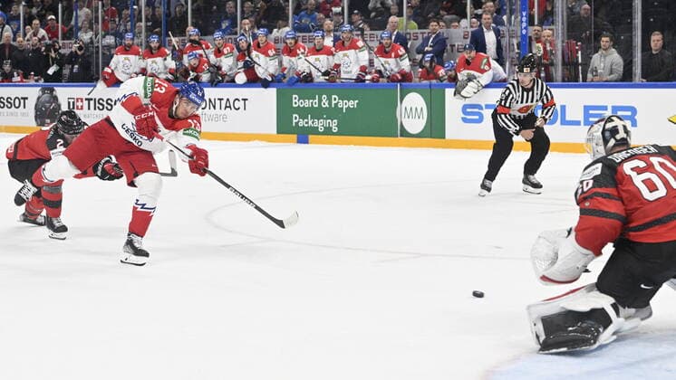 Sport Bilder des Tages From left Czech Jakub Vrana, Chris Driedger goalie of Canada in action during the 2022 IIHF Ice hockey, Eishockey World Championship, WM, Weltmeisterschaft semifinals match Czech Republic vs. Canada, Tampere, Finland, May 28, 2022. (CTKxPhoto MichalxKamaryt) CTKPhotoP2022052804645 