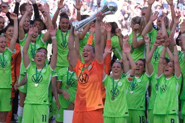 28 05 2022 xkhx Cologne, Rhein Energie Stadium Womens DFB Cup Final 2022 VFL WOLFSBURG TURBINE POTSDAM Award Ceremony VfL Wolfsburg Cup Winner 2022 Jubilation among the players a. Almuth Schult with the cup