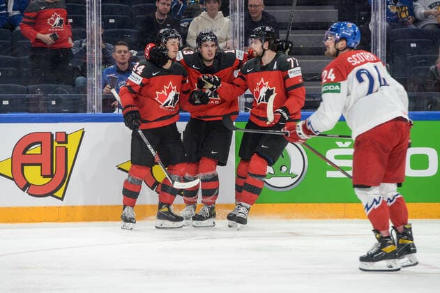 28 05 2022, Tampere, Nokia Arena, Canada v Czech Republic 2022 IIHF Ice Hockey World Championship, Canada celebrate the 5 1 goal From left scorer 34 Cole Sillinger Canada , 13 Matt Barzal Canada and 77 Josh Anderson Canada Tampere Nokia Arena Pirkanmaa Finland  Copyright: xJustPictures.ch AndreaxBrancax