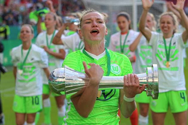 v li Alexandra Popp Alex Popp, VfL Wolfsburg, 11 with the cup, holding up the cup, showing the cup, jubilation about the cup victory, joy, laughter, mood, celebrate, emotion, THE DFB DIRECTIVES PROHIBIT ANY USE OF PHOTOGRAPHS AS IMAGE SEQUENCES AND OR QUASI VIDEO , 28 05 2022, Cologne Germany , Football, DFB Pokal Women, VfL Wolfsburg 1 FFC Turbine Potsdam xobx