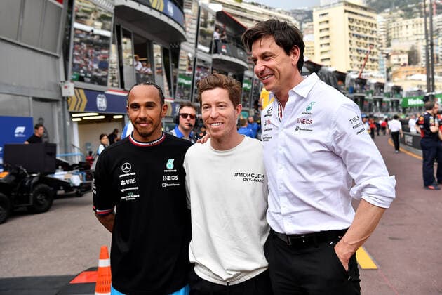 FORMULA 1 GRAND PRIX DE MONACO 2022 28 05 2022, Monaco Circuit, Monte Carlo, FORMULA 1 GRAND PRIX DE MONACO 2022 , in picture snowboard legend Shaun Roger White, Lewis Hamilton GBR , Mercedes AMG Petronas Formula One Team, Team Principal and Managing Director Toto Wolff Mercedes AMG Petronas F1 Team nordphotoxGmbHx xBratic nph00250