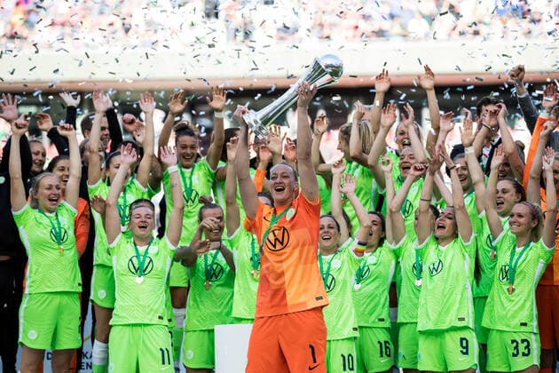 DFB Pokal womens final, VfL Wolfsburg 1 FFC Turbine Potsdam 28 05 2022 Almuth Schult 1, VfL Wolfsburg holds up the cup DFB Pokal womens final, VfL Wolfsburg 1 FFC Turbine Potsdam, Cologne, RheinenergieStadion DFB REGULATIONS PROHIBIT ANY USE OF PHOTOGRAPHS AS IMAGE SEQUENCES AND OR QUASI VIDEO Copyright: xBEAUTIFULxSPORTS Wunderlx