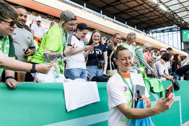 DFB Pokal womens final, VfL Wolfsburg 1 FFC Turbine Potsdam 28 05 2022 Almuth Schult 1, VfL Wolfsburg takes selfies with fans DFB Pokal womens final, VfL Wolfsburg 1 FFC Turbine Potsdam, Cologne, RheinenergieStadion DFB REGULATIONS PROHIBIT ANY USE OF PHOTOGRAPHS AS IMAGE SEQUENCES AND OR QUASI VIDEO Copyright: xBEAUTIFULxSPORTS Wunderlx