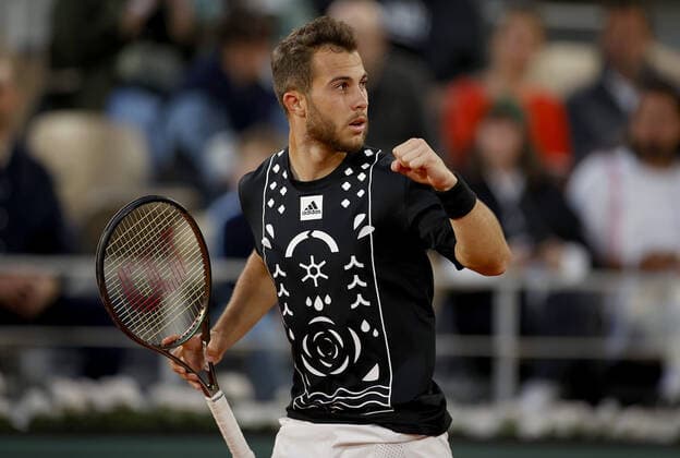 Mandatory Credit: Photo by Ella Ling Shutterstock (12956279dl) Hugo Gaston of France celebrates French Open Tennis, Day 7, Roland Garros, Paris, France - 28 May 2022 French Open Tennis, Day 7, Roland Garros, Paris, France - 28 May 2022  Copyright: xEllaxLing Shutterstockx 12956279dl