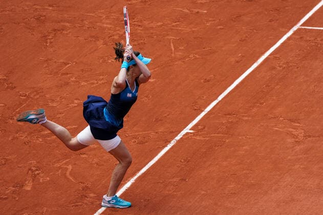 Alize Cornet (FRA) pendant son match contre Qinwen Zheng (CHN) TENNIS : Internationaux de France - Roland Garros 2022 - 28 05 2022 LiaMancini Panoramic 