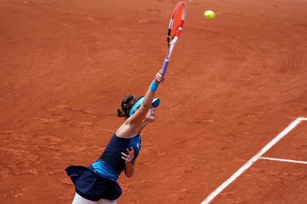 Alize Cornet (FRA) pendant son match contre Qinwen Zheng (CHN) TENNIS : Internationaux de France - Roland Garros 2022 - 28 05 2022 LiaMancini Panoramic 