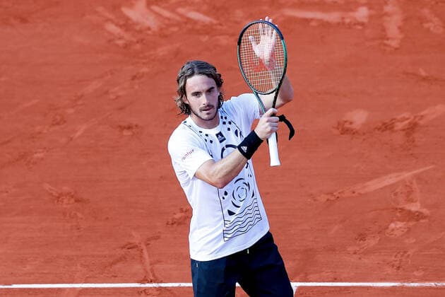 28 05 2022, Tennis, French Open 2022 Roland Garros, FRA, Paris, Roland Garros picture v li Stefanos Tsitsipas GRE thanks the fans, thanks team after the match, after the match thanks the fans, applauds the fans Copyright: HMBxMedia AntonioxBorga