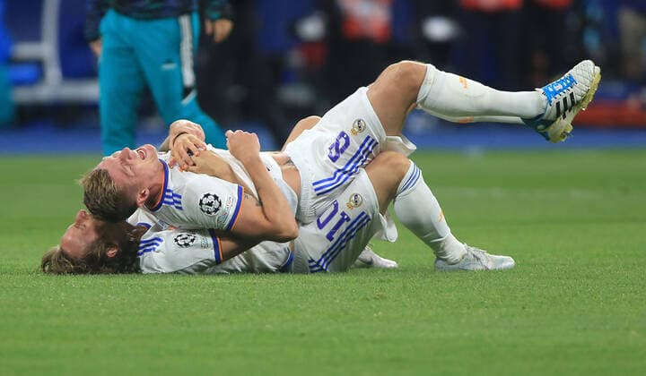 28 05 2022, xfrx, football champions league final 2022, FC Liverpool Real Madrid emspor, v l jubilation joy of winning the Champions League at Real Madrid Luka Modric Real Madrid Toni Kroos Real Madrid DFL DFB REGULATIONS PROHIBIT ANY USE OF PHOTOGRAPHS as IMAGE SEQUENCES and or QUASI VIDEO Paris