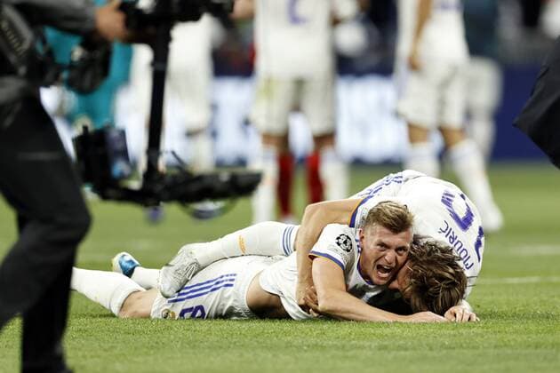 PARIS lr Toni Kroos of Real Madrid, Luka Modric of Real Madrid celebrate during the UEFA Champions League final match between Liverpool FC and Real Madrid at Stade de Franc on May 28, 2022 in Paris, France ANP DUTCH HEIGHT MAURICE VAN STONE UEFA Champions League final 2021 2022 xVIxANPxSportx xMauricexvanxSteenxIVx 449472452 originalFilename: 449472452.jpg