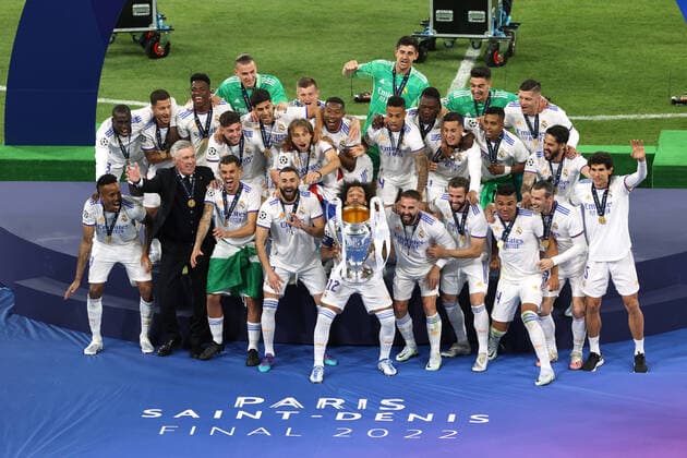 UCL-Finale Liverpool gegen Real Madrid 28. Mai 2022, Saint Denis UEFA Champions League-Finale Liverpool gegen Real Madrid Marcelo von Real Madrid hebt den Pokal Foto Charlotte Wilson Abseits Saint Denis Frankreich  Copyright: xCharlottexWilsonx xOffsidexOffside