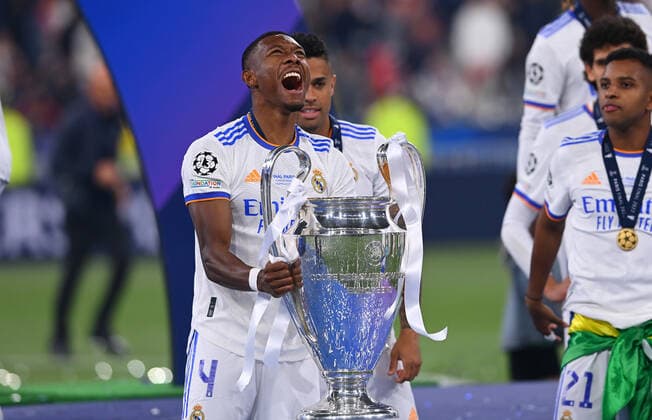 Football CHL FINALE 2021 2022 Final in Paris 28 05 2022 FC Liverpool Real Madrid David Alaba Real Madrid cheers with the cup