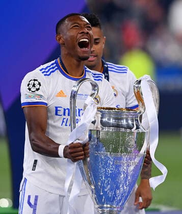 Football CHL FINALE 2021 2022 Final in Paris 28 05 2022 FC Liverpool Real Madrid David Alaba Real Madrid cheers with the cup