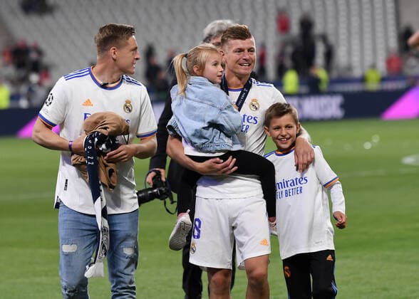 Football CHL FINALE 2021 2022 Final in Paris 28 05 2022 FC Liverpool Real Madrid Toni Kroos center with his children and his brother Felix