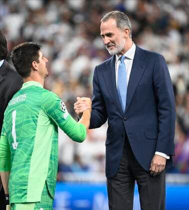 PARIS, FRANCE - MAY 28 : King Felipe VI congrats Courtois Thibaut of Real Madrid elected man of the match and winner of the cup during the UEFA champions league final match between Real Madrid and Liverpool FC on Stade de France May 28, 2022 in Paris, France, 28 05 2022 ( Real Madrid v Liverpool FC - champions league 2022 s Final PhotoNews Panoramic 