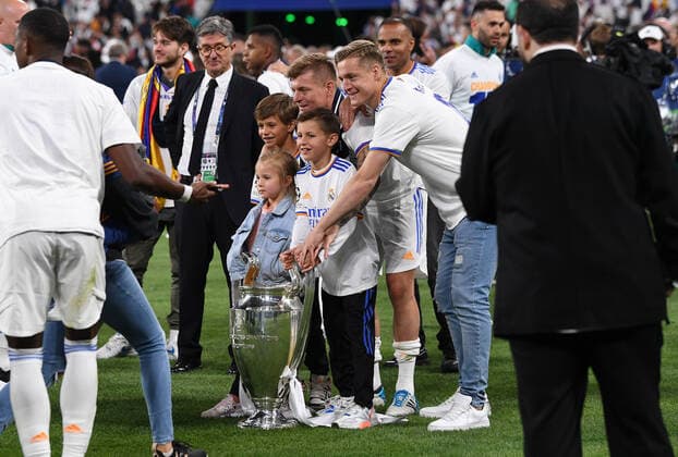 Football CHL FINALE 2021 2022 Final in Paris 28 05 2022 FC Liverpool Real Madrid Family photo with Champions League trophy Felix and Toni Kroos with his children