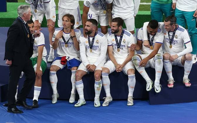 Photo Spada LaPresse May 28 , 2022 - Paris , France Soccer Real Madrid vs Liverpool - Champions League 2021 2022 Finals Stade de France In the photo: Real Madrid wins the campions League , Carlo Ancelotti with the team after the match  Copyright: xSpada LaPressex