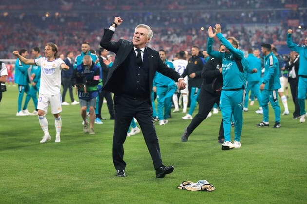 Fußball UEFA-Champions-League-Finale Liverpool gegen Real Madrid 28. Mai 2022 UEFA-Champions-League-Finale Liverpool gegen Real Madrid Real Madrids Trainer Carlo Ancelotti jubelt nach dem Spiel Foto Simon Stacpoole Abseits Paris Frankreich  Copyright: xSimonxStacpoolexOffside