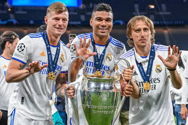 Bilder des Jahres 2022, Sport 05 Mai Sport Themen der Woche KW21 Sport Bilder des Tages Football - 2021 2022 UEFA Champions League - Final - Real Madrid vs Liverpool - Stade de France, Paris - Saturday 28th May 2022 Real Madrid s midfielder Toni Kroos (8), Real Madrid s midfielder Casemiro (14) and Real Madrid s midfielder Luka Modric (10) hold the Champions League Trophy and their hands aloft showing the five fingers 