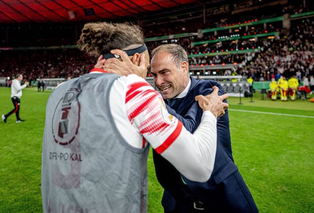 Leipzigs CEO Oliver Mintzlaff cheers with Yussuf Poulsen over the cup win DFB Pokalfinale 2022 SC Freiburg RB Leipzig 2 4 i E 21 May 2022 Olympiastadion, Berlin SC Freiburg RB Leipzig 2 4 i E