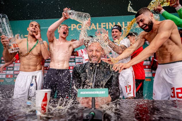 Leipzig players miss head coach coach Domenico Tedesco a beer shower at the press conference DFB Pokalfinale 2022 SC Freiburg RB Leipzig 2 4 i E 21 May 2022 Olympiastadion, Berlin SC Freiburg RB Leipzig 2 4 i E
