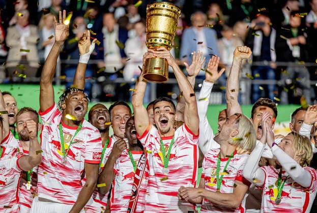 Leipzigs Andre Silva lifts the trophy for his team DFB Cup Final 2022 SC Freiburg RB Leipzig 2 4 i E 21 May 2022 Olympiastadion, Berlin SC Freiburg RB Leipzig 2 4 i E