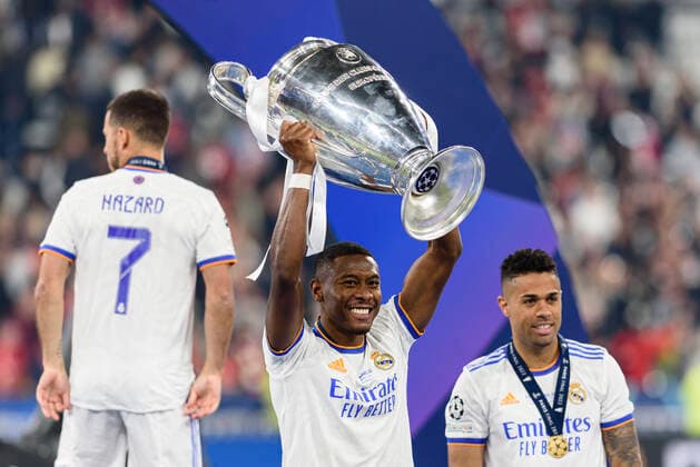 PARIS, FRANCE - MAY 28: David Alaba of Real Madrid CF celebrating his goal with his teammates after winning Liverpool during the UEFA Champions League final match between Liverpool FC and Real Madrid at Stade de France on May 28, 2022 in Paris, France. Paris Stade de France France *** PARIS, FRANCE MAY 28 David Alaba of Real Madrid CF celebrating his goal with his teammates after winning Liverpool during the UEFA Champions League final match between Liverpool FC and Real Madrid at Stade de France on May 28, 2022 in Paris, France Paris Stade de France France  Copyright: xJustPictures.ch AdamxSobralx