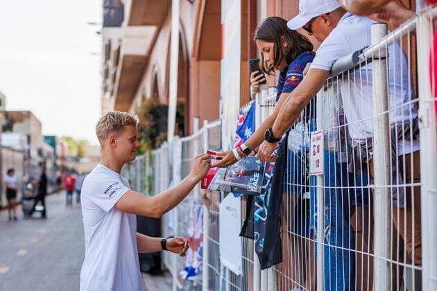 Mick Schumacher Haas F1 Team writes autographs, Monaco Grand Prix 2022, Motorsport, Formula 1, 29 05 2022 Monaco Grand Prix 2022, Motorsport, Formula 1, 29 05 2022 Monte Carlo Copyright: xEibner-Pressefoto AlexanderxNeisx EP_ANS