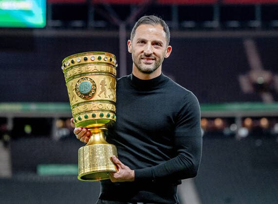 Leipzigs head coach Coach Domenico Tedesco rejoices over the cup victory and presents the trophy DFB Pokalfinale 2022 SC Freiburg RB Leipzig 2 4 i E 21 May 2022 Olympiastadion, Berlin SC Freiburg RB Leipzig 2 4 i E