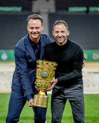 Leipzigs head coach coach Domenico Tedesco and Christopher Vivell technical director present the trophy after the match DFB Pokalfinale 2022 SC Freiburg RB Leipzig 2 4 i E 21 May 2022 Olympiastadion, Berlin SC Freiburg RB Leipzig 2 4 i E