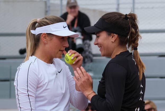 (220529) -- PARIS, May 29, 2022 -- Marta Kostyuk (L) of Ukraine communicates with Elena-Gabriela Ruse of Romania during the women s doubles third round match against Zhang Shuai of China Catherine McNally of the United States at the French Open tennis tournament at Roland Garros in Paris, France, on May 29, 2022. ) (SP)FRANCE-PARIS-TENNIS-ROLAND GARROS-FRENCH OPEN-WOMEN S DOUBLES MengxDingbo 