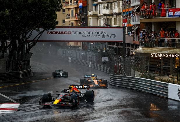 MONTE CARLO Max Verstappen 1 with the Oracle Red Bull Racing RB18 Honda and Lando Norris 4 with the McLaren MCL36 during formation lap of the F1 Grand Prix of Monaco at Circuit de Monaco on May 29, 2022 in Monte Carlo, Monaco REMKO DE WAAL F1 Grand Prix of Monaco, RACE 2022 xVIxANPxSportx xxANPxIVx 449504808 originalFilename: 449504808.jpg