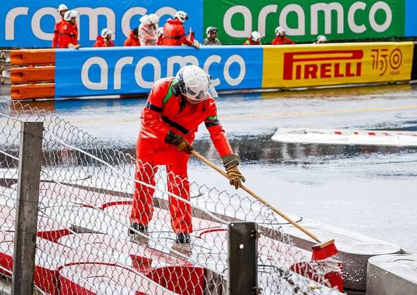 MONTE CARLO A marshall attempts to clear water during the race of the F1 Monaco Grand Prix at Circuit de Monaco on May 29, 2022 in Monte Carlo, Monaco REMKO DE WAAL F1 Monaco Grand Prix, RACE 2022 xVIxANPxSportx xxANPxIVx 449506351 originalFilename: 449506351.jpg