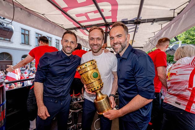 The team of RB Leipzig drives with a motorcade from the city hall of the city to the Festwiese, here head coach coach Domenico Tedesco, co-coach Andreas Hinkel and co-coach Max Urwantschky reception RB Leipzig after the DFB Cup Final 2022 against SC Freiburg 22 May 2022 Festwiese, Leipzig Saxony reception RB Leipzig Cup Final 2022