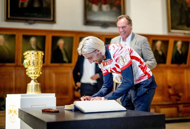 The team of RB Leipzig signs the Golden Book of the City of Leipzig in the City Hall, here Kevin Kampl and Mayor Burkhard Jung reception RB Leipzig after the DFB Cup Final 2022 against SC Freiburg 22 May 2022 Old City Hall, Leipzig Saxony reception RB Leipzig Cup Final 2022