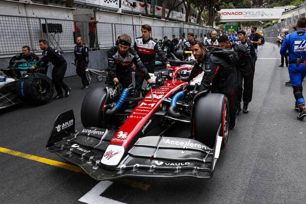 24 ZHOU Guanyu (chi), Alfa Romeo F1 Team ORLEN C42 on the grid during the Formula 1 Grand Prix de Monaco 2022, 7th round of the 2022 FIA Formula One World Championship, WM, Weltmeisterschaft on the Circuit de Monaco, from May 27 to 29, 2022 in Monte-Carlo, Monaco - F1 - MONACO GRAND PRIX 2022 - Race DPPI Panoramic  00122019__DEL7384.JPG_