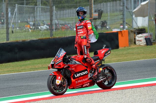 Bilder des Jahres 2022, Sport 05 Mai Sport Themen der Woche KW21 Sport Bilder des Tages May 29, 2022, Scarperia (FI, Italy: Scarperia (FI), Italy, Mugello Circuit, May 29, 2022, Francesco Bagnaia Team Ducati winner in Moto Gp with Italy flag during Gran Premio dÃ¢â‚¬â ¢Italia Oakley Race - MotoGP World Championship, WM, Weltmeisterschaft MotoGP World Championship - Gran Premio d™Italia Oakley Race, Scarperia (FI), Italy  - ZUMAl164 20220529_zsa_l164_116 Copyright: xGiorgioxPanaccix