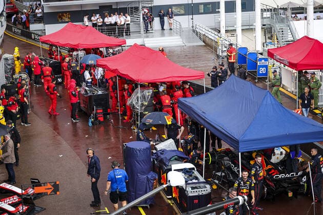 Illustration, Red Flag, 16 LECLERC Charles (mco), Scuderia Ferrari F1-75, 55 SAINZ Carlos (spa), Scuderia Ferrari F1-75, action during the Formula 1 Grand Prix de Monaco 2022, 7th round of the 2022 FIA Formula One World Championship, WM, Weltmeisterschaft on the Circuit de Monaco, from May 27 to 29, 2022 in Monte-Carlo, Monaco - F1 - MONACO GRAND PRIX 2022 - Race DPPI Panoramic DC0A0938