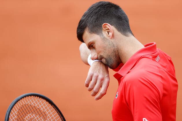29 05 2022, Tennis, French Open 2022 Roland Garros, FRA, Paris, Roland Garros v li Novak Djokovic SER disappointed, disappointed looking, dissapointed, sad, frustrated, frustrated tennis, French Open 2022 Roland Garros Paris Copyright: xBeckerxEibner-Pressefotox EP_hec