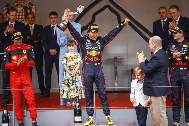 PEREZ Sergio (mex), Red Bull Racing RB18, portrait celebration podium VERSTAPPEN Max (ned), Red Bull Racing RB18, portrait SAINZ Carlos (spa), Scuderia Ferrari F1-75, portrait Albert II prince of Monaco and Charlene, Princess of Monaco during the Formula 1 Grand Prix de Monaco 2022, 7th round of the 2022 FIA Formula One World Championship, WM, Weltmeisterschaft on the Circuit de Monaco, from May 27 to 29, 2022 in Monte-Carlo, Monaco - F1 - MONACO GRAND PRIX 2022 - Race DPPI Panoramic 00122019__B3_0452